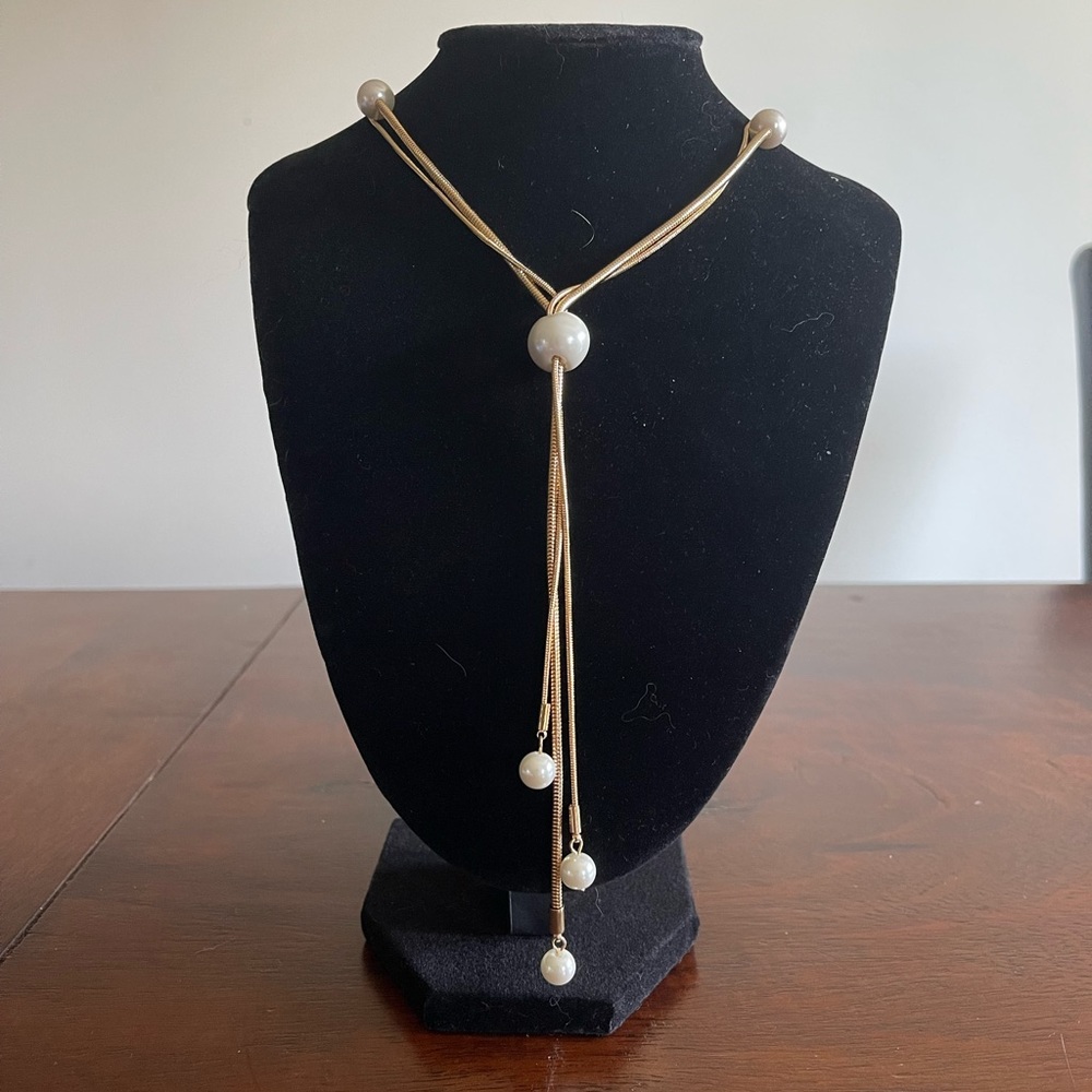 Lariat Alfani long necklace, gold tone faux pearl perfect condition, classic